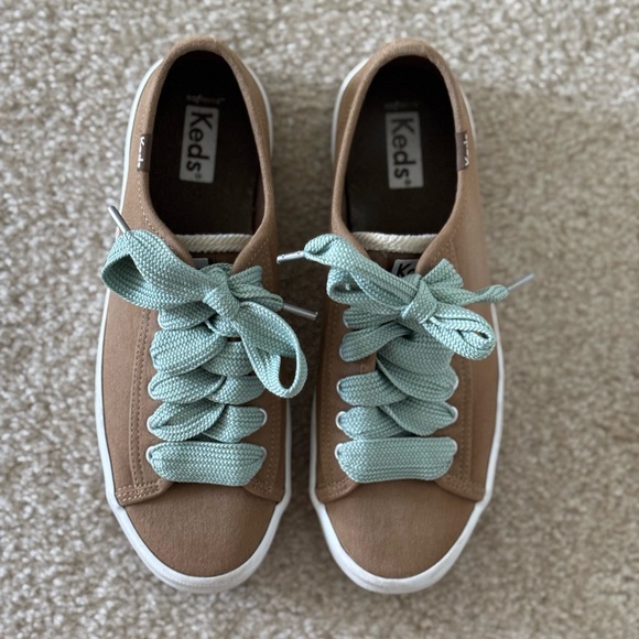 EUC Women’s Keds Sneakers size 7 Tan with turquoise laces - Picture 2 of 7